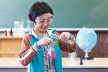 液体を使用した実験では保護メガネを着用（AFLO）