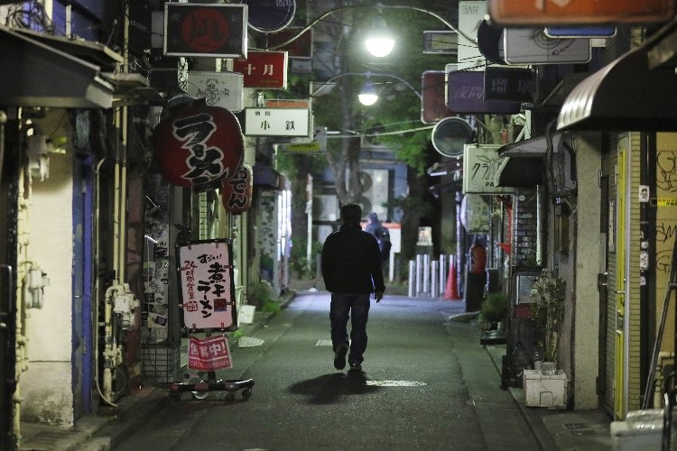 休業店舗が多く閑散とする新宿ゴールデン街（時事通信フォト）