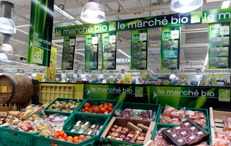 フランスのスーパーではオーガニックを意味する「BIO（ビオ）」の表示が目立つ（写真／AFLO）