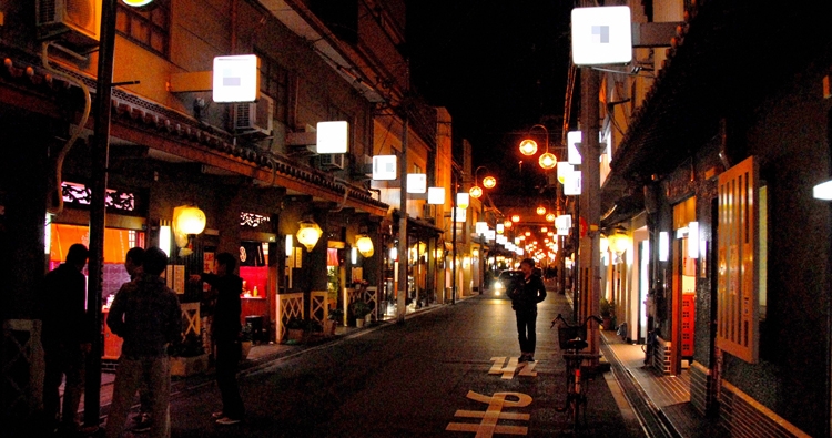 明かりがともれば本来はこんな独特の夜の街（写真／AFLO）