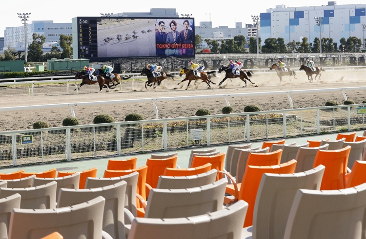 競馬は無観客でもネットに活路（写真／共同通信社）