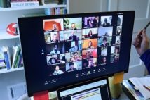 新型コロナウイルス感染拡大で休校、代わりにZOOMで授業(AFP=時事)