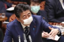 「小学生が使う給食用マスクみたい」と言われる安倍首相の布マスク姿（時事通信フォト）