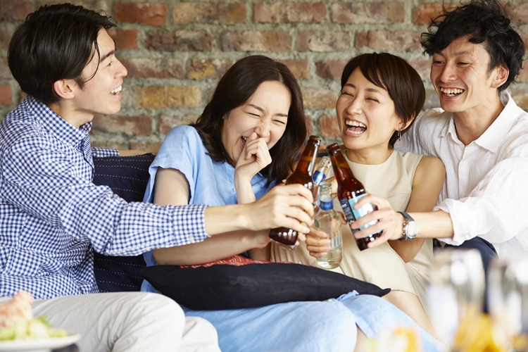 仲間内の食事や飲み会もリスク増（写真／PIXTA）