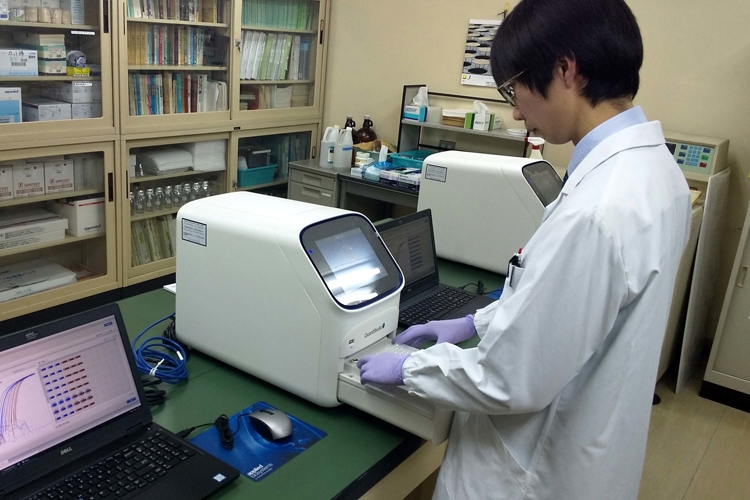 感染実態を把握するためには、PCR検査数の増加が鍵を握る（共同通信社）