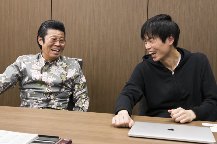 代ゼミの教え子だった英語講師の森田鉄也氏と談笑