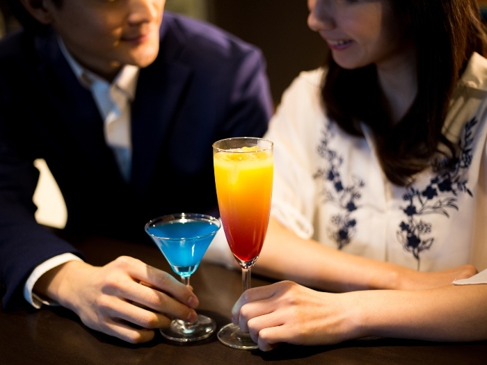 会社帰りに飲みに行くと、ほっとできる相手だった。そんなところに惹かれていったという。（イメージ）