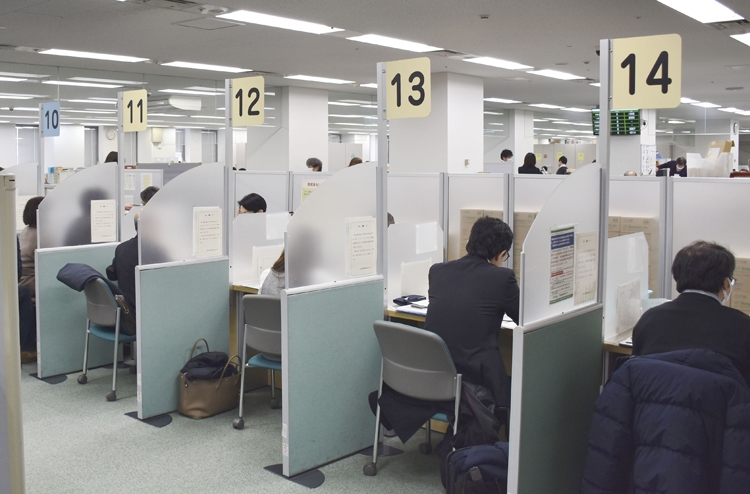 早く受け取りたい人は多いはず（写真／共同通信社）