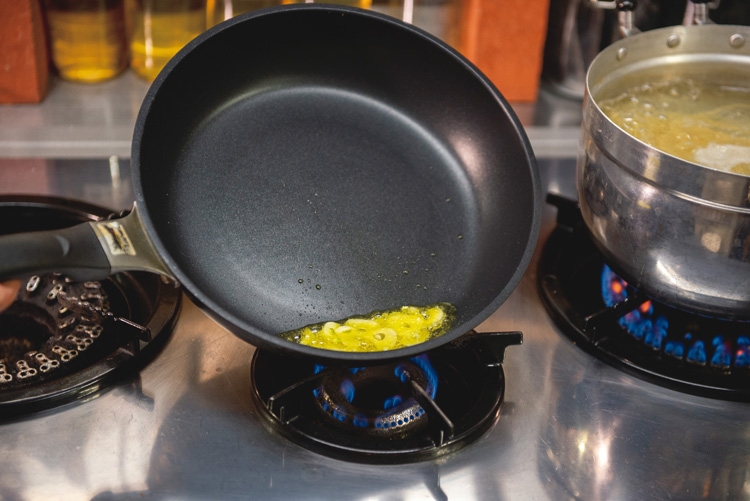 菜箸で時々ひっくり返しながら、両面を揚げ焼きに