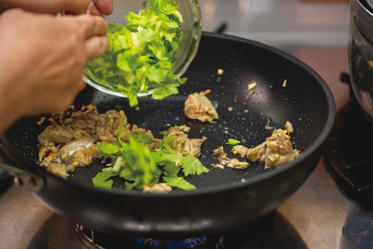 セロリの葉は炒めず、すぐにスパゲッティを入れる
