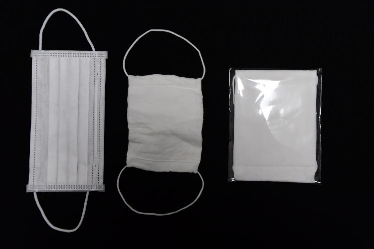 一般的な大人用不織布マスク（左）と比べてみると、新品状態（右）でも小さい。洗うとさらに…