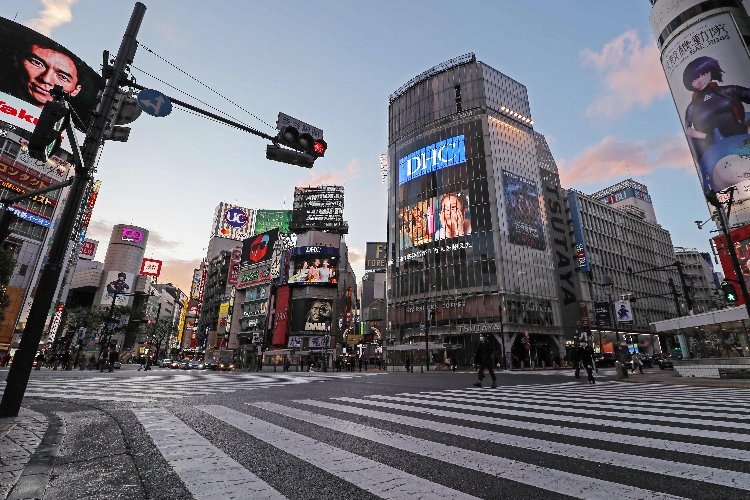 長引く自粛要請で閑散とする渋谷のスクランブル交差点（時事通信フォト）