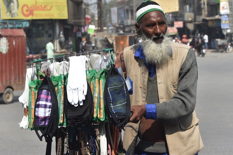 マスクの路上販売は遠い外国の話だと思っていた。写真はパキスタンで今年2月（AFP＝時事）