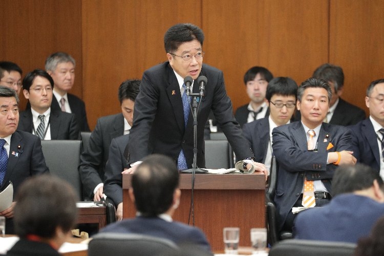 衆院厚労委員会で質問に答える加藤厚労相（時事通信フォト）