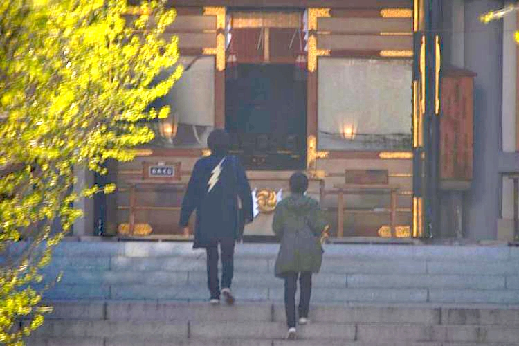 階段を上っていくふたり