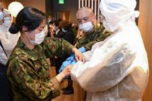 クルーズ船で対応を行う自衛隊員(時事通信フォト)