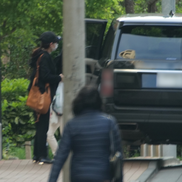 小澤が愛車で迎えにきて、乗り込む桑子アナ