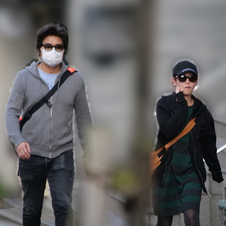 おそろいのパーカーコーディネートで歩く小澤と桑子真帆アナ（2020年）