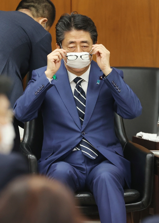 おなじみとなった安倍首相のマスク姿（時事通信フォト）