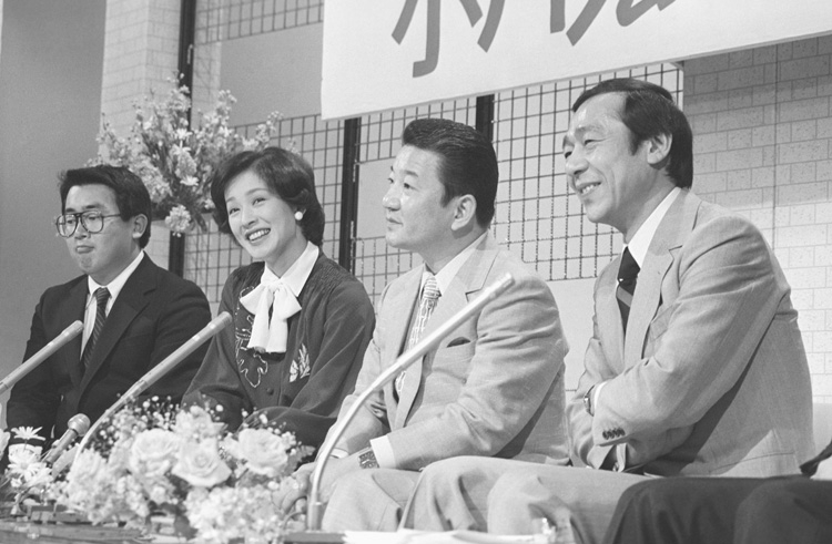 露木茂氏（写真右）は1963年入社（写真／共同通信社）