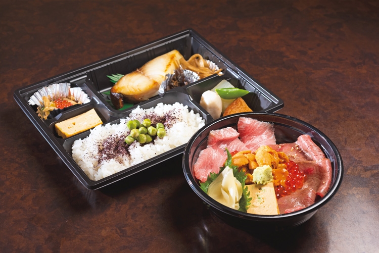 「黒毛和牛と天然マグロウニイクラ丼」1800円（右）、「銀ダラ西京焼き弁当」1200円