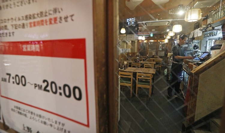 東京都の要請を考慮し午後８時で閉店した居酒屋（時事通信フォト）