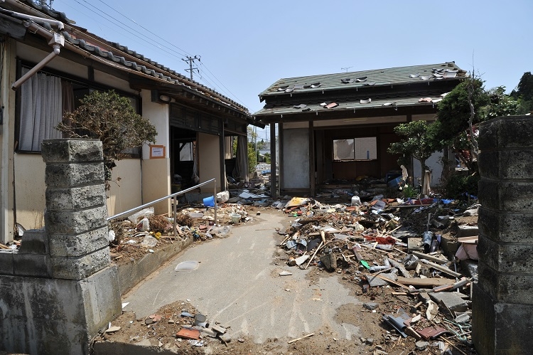 東日本大震災では引きこもる部屋を奪われた（時事通信フォト）