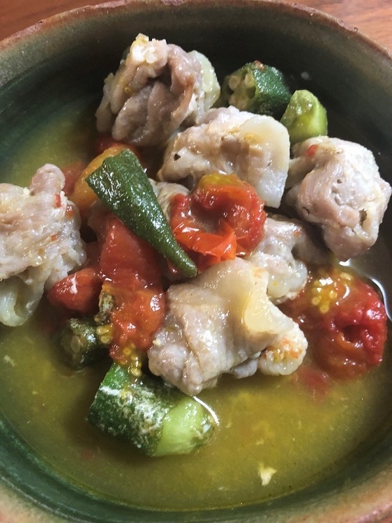 肉団子のトマト煮はプチトマトで鮮やかに