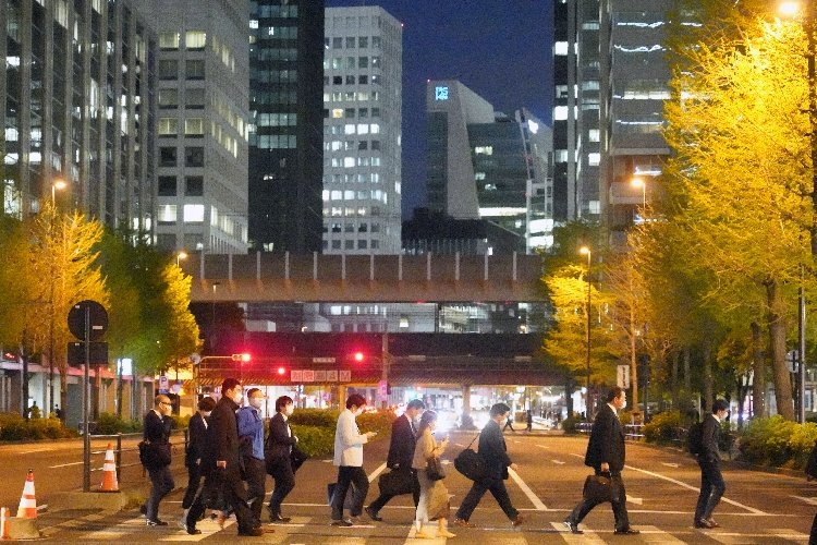 マスク姿で帰路につく東京・大手町のサラリーマン（時事通信フォト）