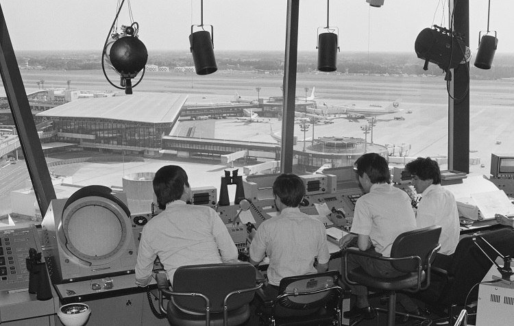 1978年5月開港当時の成田空港管制室（時事通信フォト）