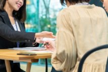 コネとは違う? 社員の紹介で転職する「リファラル採用」の実態