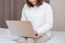 テレワークのトホホ体験が続々 寝巻で菓子三昧、映画鑑賞バレる…