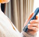 あなたは大丈夫?スマホの見すぎで「スマホ二重アゴ」に激変
