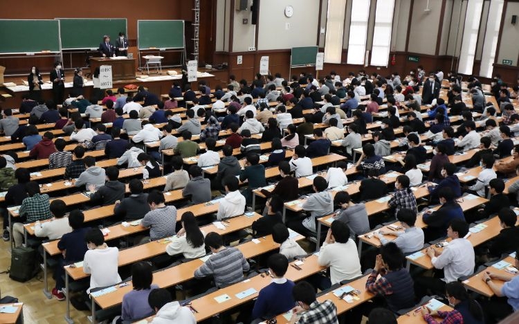 大学入試もコロナ禍に見舞われた（時事通信フォト）