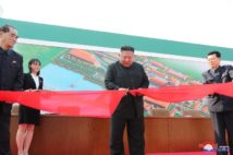 肥料工場(北朝鮮・順川)の完工式に出席した金正恩委員長の写真で健康不安説を打ち消した北朝鮮だが…(EPA=時事通信フォト)