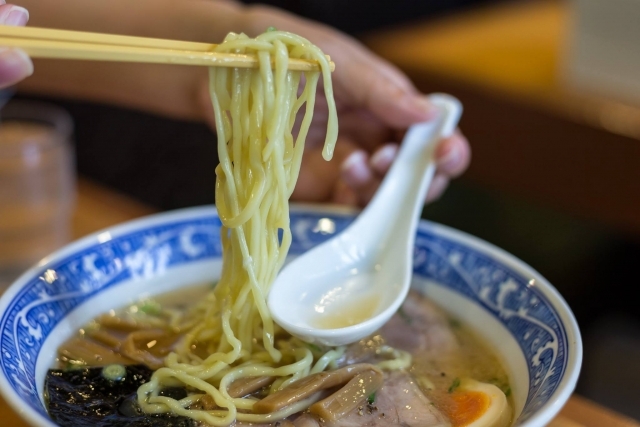 客と店が一体となり、ラーメン界を守ろうとしている（写真ACより）