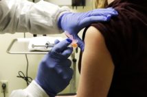 各国で新型コロナのワクチンや治療薬の開発が進むが、実用化しても世界中に行きわたるまで10年を要するという見解もある(写真/AFLO)