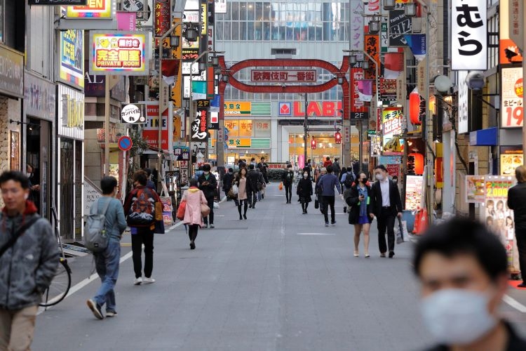 自粛呼びかけ後も人が多く行き交っていた新宿・歌舞伎町