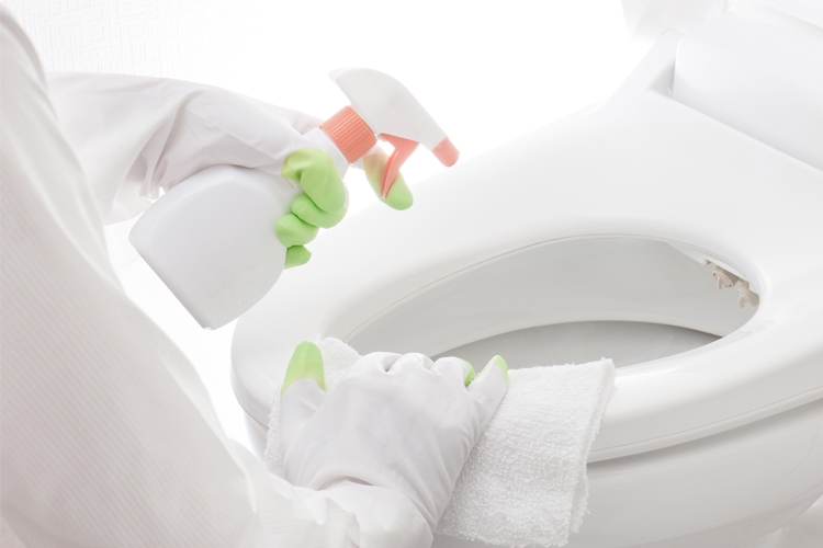 トイレは使用するたびに洗う。ひと手間かけるだけで、感染予防になる（写真／PIXTA）