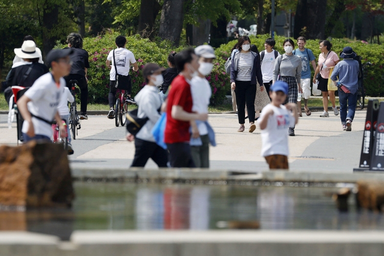 子どもたちは常に見ている（イメージカット＝共同通信社）