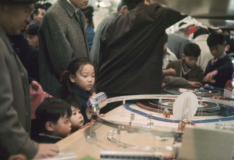 鉄道模型はおもちゃ売り場の花形。1963年頃（時事通信フォト）