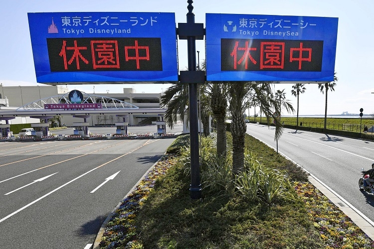 東京ディズニーリゾートは再開の予定が決まらない（写真／共同通信社）