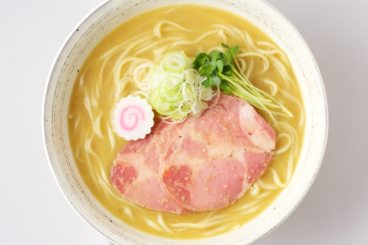 麺屋 NOROMAのラーメンはとろとろの鶏白湯スープと細麺が好相性