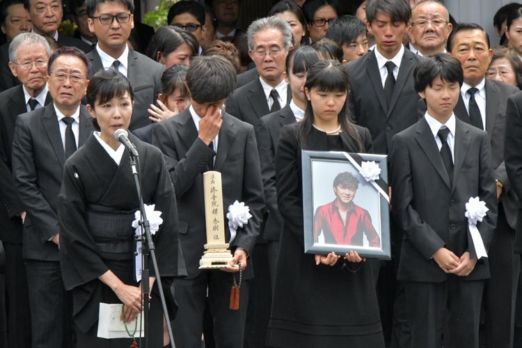 告別式で父を見送った西城さんの家族。左から美紀さん、長男、長女、次男（撮影／小彼英一）