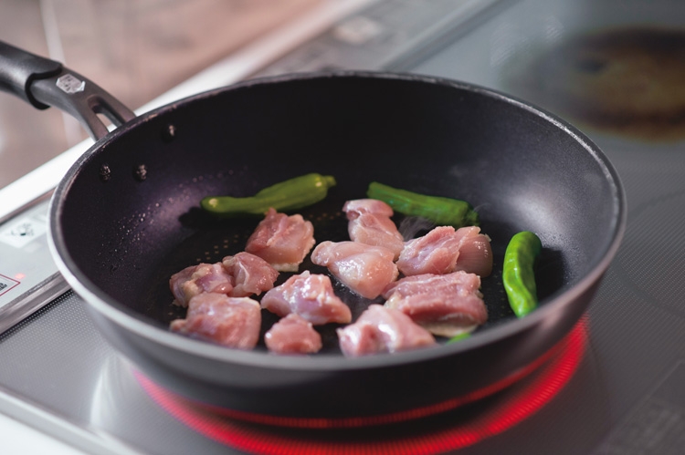 鶏もも肉は皮がついた面を先に焼くと、ジューシーに仕上がる