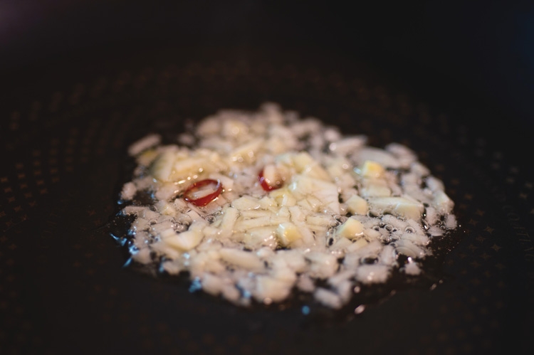 サラダ油、にんにく、赤とうがらしを入れてから火を付けると焦げにくい