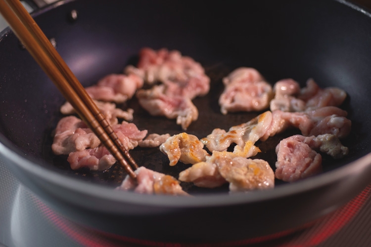 豚肉の片面に焼き色がついてきたらひっくり返し、もう片面を焼く