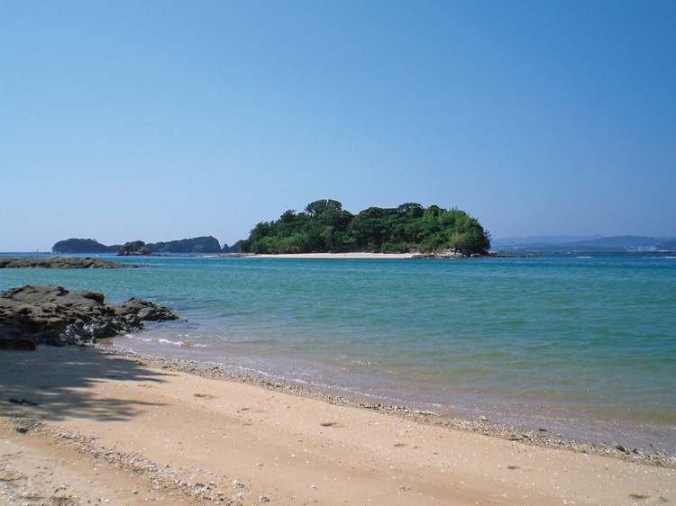 エメラルドグリーンの海に浮かぶ白浜の楽園