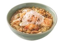 袋麺で作るアレンジラーメン。納豆のとろみがみそ味とマッチ!『キムチ納豆チゲ』(撮影/深澤慎平)
