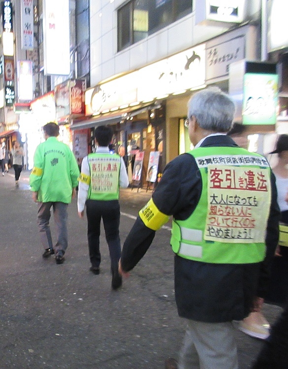 緊急事態宣言下では、ぼったくり被害防止パトロールもままならない（時事通信フォト）